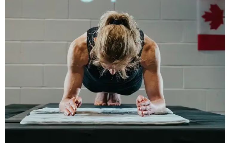 58 настай эмэгтэй plank position дасгалын дээд амжилт тогтоов